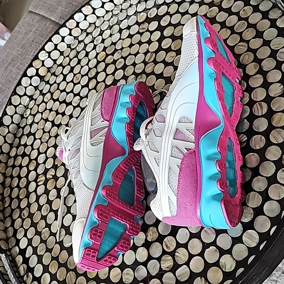 NWOT PUMA SNEAKERS - Picture 3 of 10